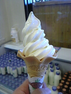 牛乳をバックに1枚
